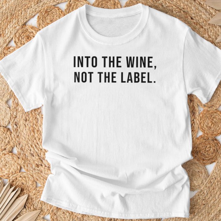 Into The Wine Not The Label Metaphor Lgbtq Gay Pride Month T-Shirt Geschenke für alte Männer