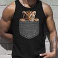 Tiger In Chest Pocket Tank Top Geschenke für Ihn