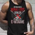 Underestimate A Boy With An Electric Guitar Tank Top Geschenke für Ihn