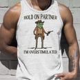 Hold On Partner I'm Overstimulated Tank Top Geschenke für Ihn