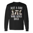 Solo Una Chica Que Ama A Los Perros Con Divertidos Perros Lindos Camiseta de manga larga Ideas de regalos