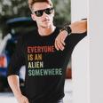 Everyone Is An Alien Somewhere Langarmshirts Geschenke für Ihn