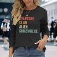 Everyone Is An Alien Somewhere Langarmshirts Geschenke für Sie