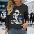 Nasa Logo I Need My Space With Astronaut Langarmshirts Geschenke für Sie