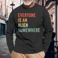 Everyone Is An Alien Somewhere Langarmshirts Geschenke für alte Männer