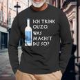 Ich Trink Ouzo Was Machst Du So Greek Ouzo Bottle Langarmshirts Geschenke für alte Männer