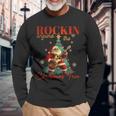 Rocking Around The Christmas Tree Santa Rock And Roll Guitar Langarmshirts Geschenke für alte Männer