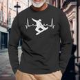 Snowboarding With Heartbeat Pulse Ecg And Snowboarder Langarmshirts Geschenke für alte Männer