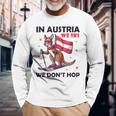 In Austria We Ski We Don't Hop Kangaroo Austria Langarmshirts Geschenke für alte Männer