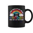 Un Gran Pedazo De Mi Corazón Tiene Autismo Y Él Es Mi Hermano Taza de café