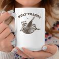 Raccoon Stay Trashy Fun Meme Gray Tassen Lustige Geschenke