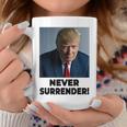 Nunca Entregues Las Elecciones Presidenciales De Trump 2024 Taza de café Regalos divertidos