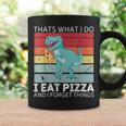 Dinosaurio Retro Con Texto En Inglés Thats What I Do I Eat Pizza And Forget Things Taza de café Ideas de regalos