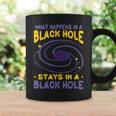 Lo Que Sucede En Un Agujero Negro Permanece En Un Agujero Negro Taza de café Ideas de regalos