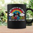 Un Gran Pedazo De Mi Corazón Tiene Autismo Y Él Es Mi Hermano Taza de café Ideas de regalos