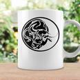 Silueta De Toro Negro En Estilo De Tatuaje Tribal Taza de café Ideas de regalos