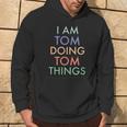 I Am Tom Doing Tom Things Fun Celebration Kapuzenpullover Lebensstil