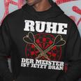 With Ruhe Der Meister Ist Dran Dart Player Kapuzenpullover Lustige Geschenke