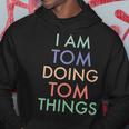 I Am Tom Doing Tom Things Fun Celebration Kapuzenpullover Lustige Geschenke