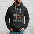 I Am Tom Doing Tom Things Fun Celebration Kapuzenpullover Geschenke für Ihn