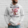 In Austria We Ski We Don't Hop Kangaroo Austria Kapuzenpullover Geschenke für Ihn