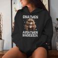 Einatmen Ausatmen Ausatmen Ignoring Bear Coffee Annoyed Kapuzenpullover für Damen Geschenke für Sie