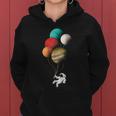 Astronaut With Planets Balloons In Space Women's Kapuzenpullover für Damen