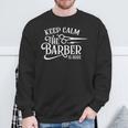 Keep Calm The Barber Is Here Barbershop Barbers Mens Camisa de entrenamiento Regalos para ancianos