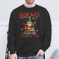 Rocking Around The Christmas Tree Santa Rock And Roll Guitar Sweatshirt Geschenke für alte Männer