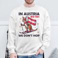 In Austria We Ski We Don't Hop Kangaroo Austria Sweatshirt Geschenke für alte Männer