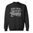 Keep Calm The Barber Is Here Barbershop Barbers Mens Camisa de entrenamiento