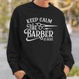 Keep Calm The Barber Is Here Barbershop Barbers Mens Camisa de entrenamiento Regalos para él