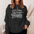 Keep Calm The Barber Is Here Barbershop Barbers Mens Camisa de entrenamiento Regalos para ella