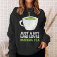 Solo Un Chico Al Que Le Encanta El Té Matcha Camisa de entrenamiento Regalos para ella