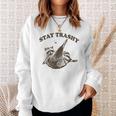 Raccoon Stay Trashy Fun Meme Gray Sweatshirt Geschenke für Sie