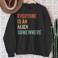 Everyone Is An Alien Somewhere Sweatshirt Geschenke für alte Frauen