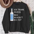 Ich Trink Ouzo Was Machst Du So Greek Ouzo Bottle Sweatshirt Geschenke für alte Frauen