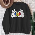 Manos De Dibujos Animados Formando Corazón Bandera Moldavia Camisa de entrenamiento Regalos para ancianas