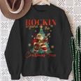 Rocking Around The Christmas Tree Santa Rock And Roll Guitar Sweatshirt Geschenke für alte Frauen