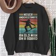 Never Underestimate An Old Man On A Snowboard intage Sweatshirt Geschenke für alte Frauen