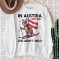 In Austria We Ski We Don't Hop Kangaroo Austria Sweatshirt Geschenke für alte Frauen