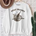 Raccoon Stay Trashy Fun Meme Gray Sweatshirt Geschenke für alte Frauen