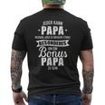 Es Braucht Etwas Special Um Bonus Papa Zu Sein T-Shirt mit Rückendruck