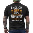 Finally Grandpa 2025 Expecting Grandpa Grandfather Become Announcement T-Shirt mit Rückendruck