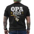 Grandpa 2025 Loading Expectant Grandpa T-Shirt mit Rückendruck