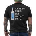 Ich Trink Ouzo Was Machst Du So Greek Ouzo Bottle T-Shirt mit Rückendruck