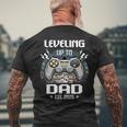 Dad Level Unlocked Est 2025 Leveling Up To Dad T-Shirt mit Rückendruck Geschenke für alte Männer