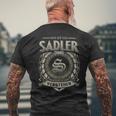 Das Ist Ein Sadler Ding Sadler Name T-Shirt mit Rückendruck Geschenke für alte Männer