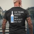 Ich Trink Ouzo Was Machst Du So Greek Ouzo Bottle T-Shirt mit Rückendruck Geschenke für alte Männer