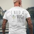 I Need A Hugo Spritz Summer Elderberry Prosecco Cocktail Hug T-Shirt mit Rückendruck Geschenke für alte Männer